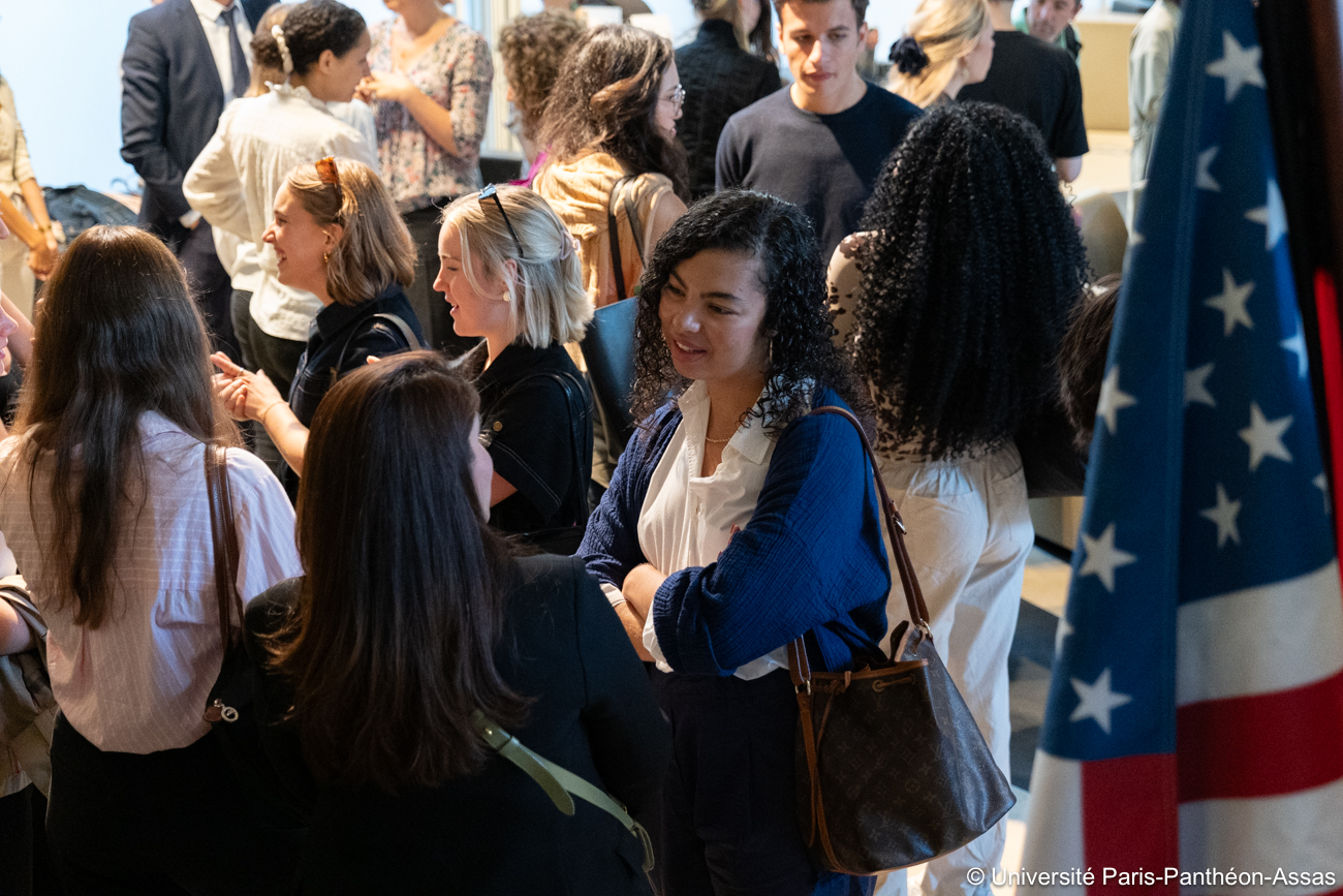 l'Université accueille les nouveaux étudiants internationaux dans le patio