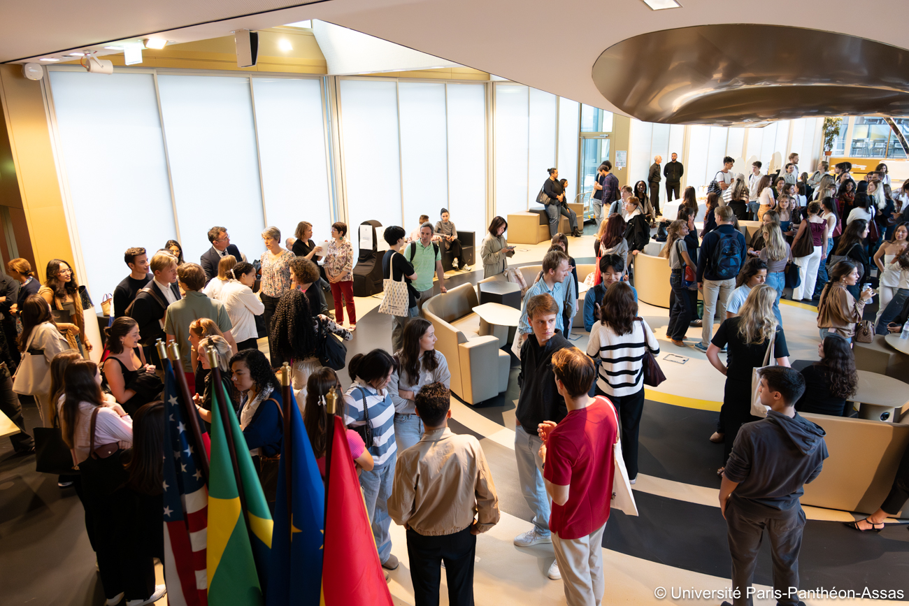 l'Université accueille les nouveaux étudiants internationaux dans le patio du centre Assas