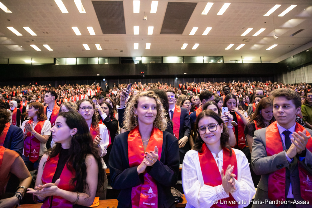 Des étudiants applaudissent lors de la cérémonie des licences 2025