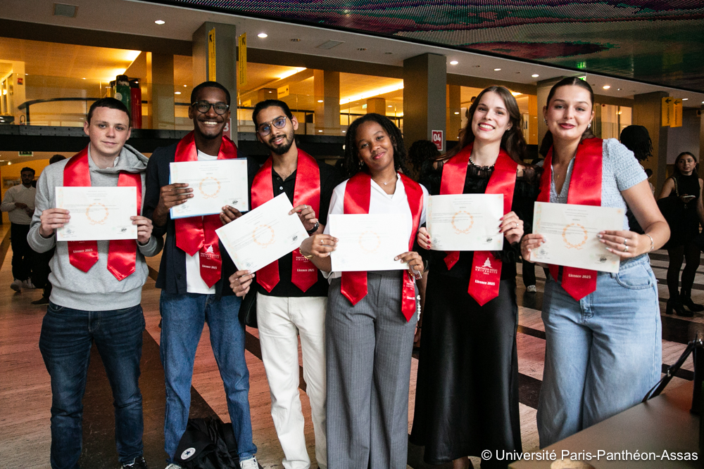 Des étudiants posent avec leur diplôme lors de la cérémonie des licences 2025