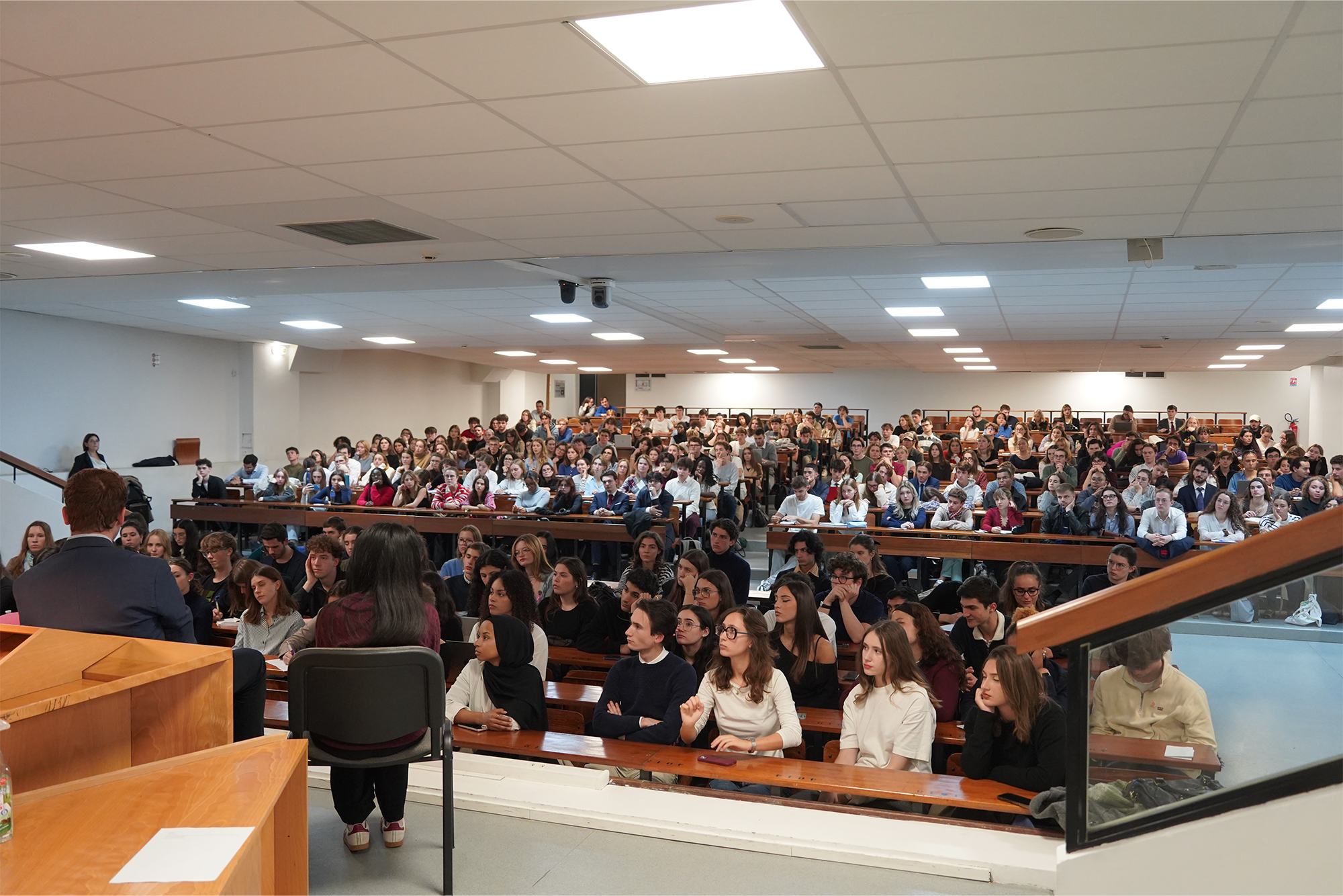 Des étudiants assistent à la conférence de Yaël BRAUN-PIVET