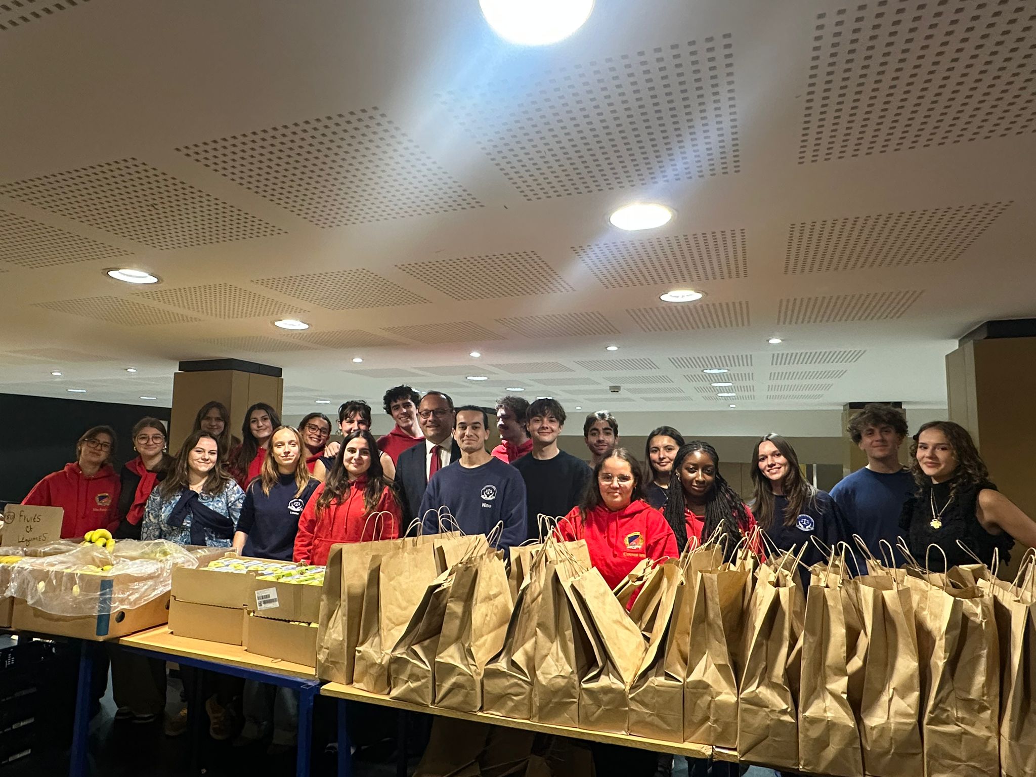 Photo de groupe de la distribution alimentaire d'octobre 2025