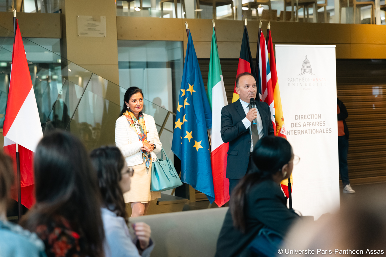 Le président de l'université stéphane Braconnier et la vice-présidente Emmanuelle Favreau accueillant les étudiants internationaux