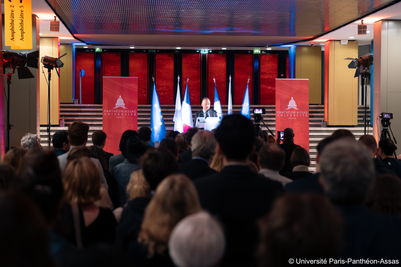 Les personnels administratifs et enseignants écoutant le discours du président de l'université Stéphane Braconnier lors de son discours de rentrée