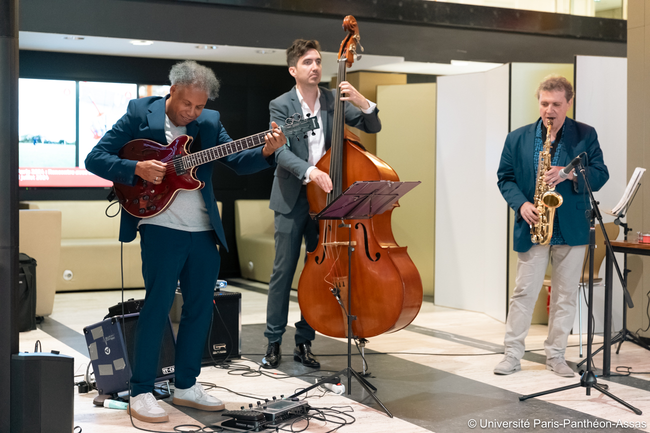 Des musiciens jouant devant les personnels administratifs et enseignants lors de la cérémonie de rentrée du président Stéphane Braconnier