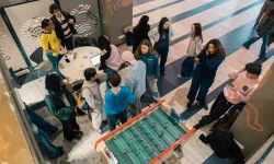 Des étudiants dans la Bulle d'Assas discutent