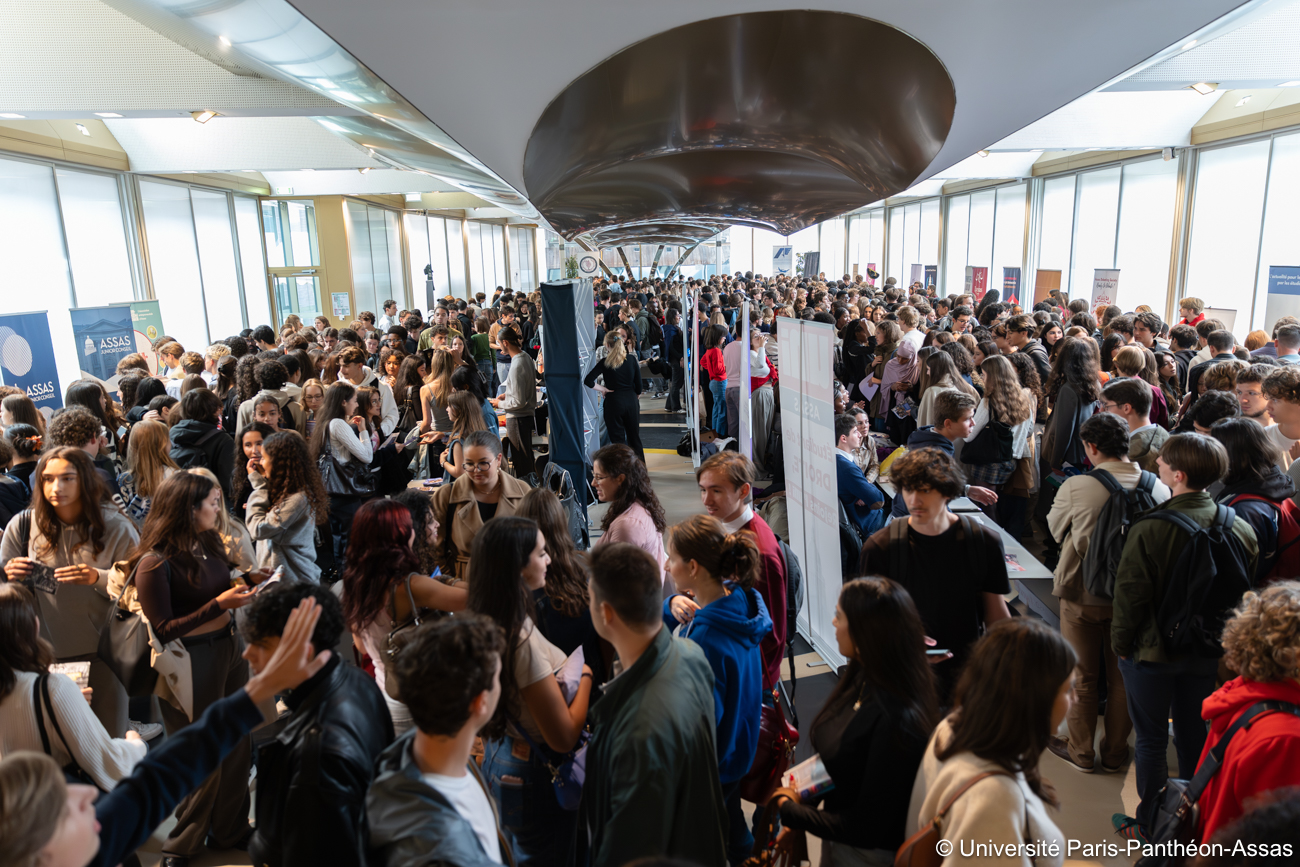 Des étudiants qui se retrouvent autour de présentation des associations étudiantes de l'université