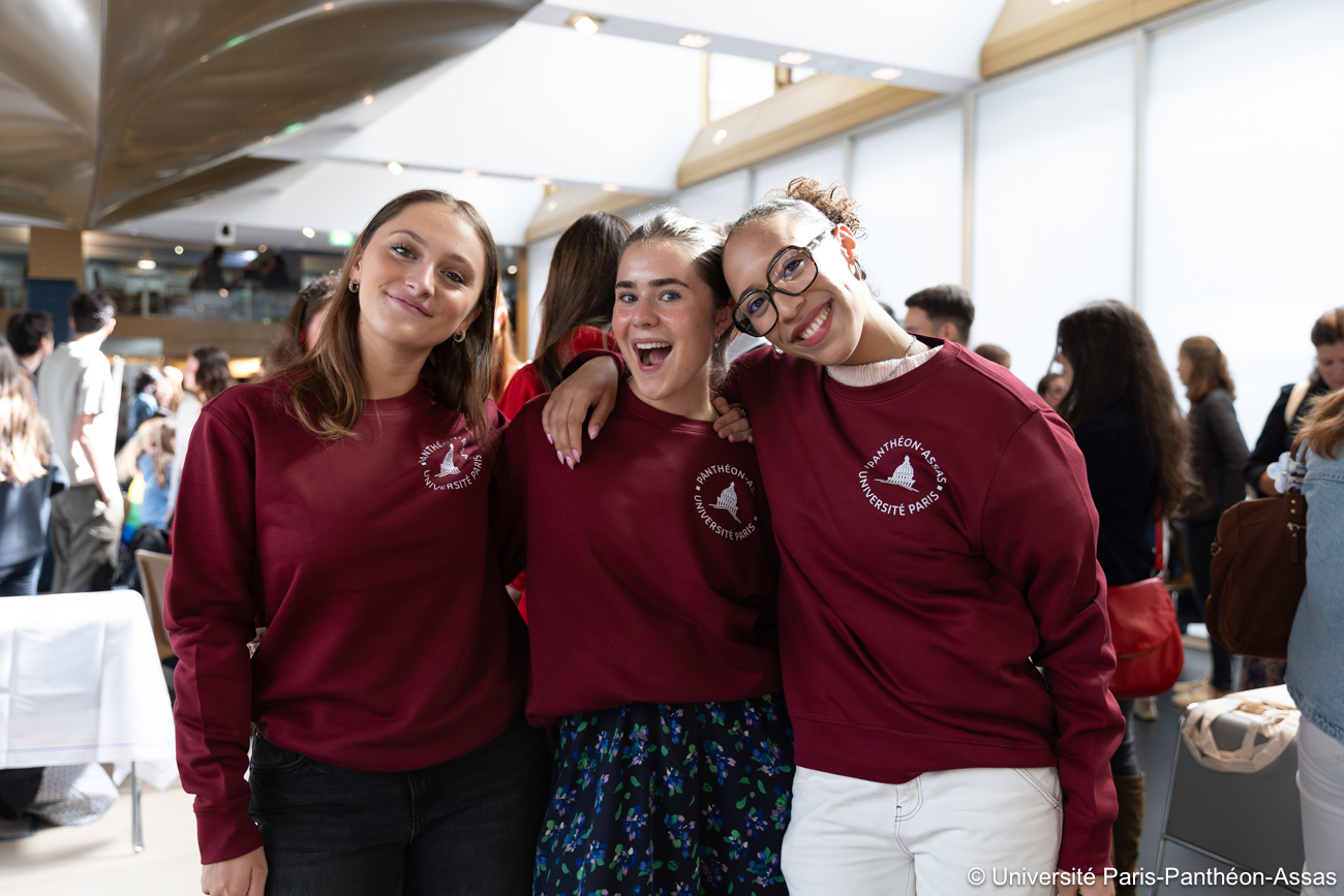 3 étudiantes souriantes présentes aux journées d'accueil