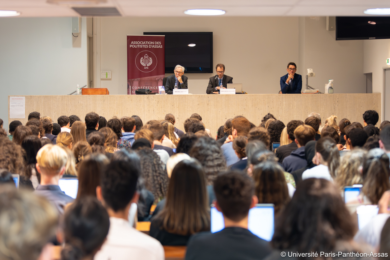 Des étudiants assistant à une conférence organisée par l'association politistes d'assas lors de la journée d'accueil