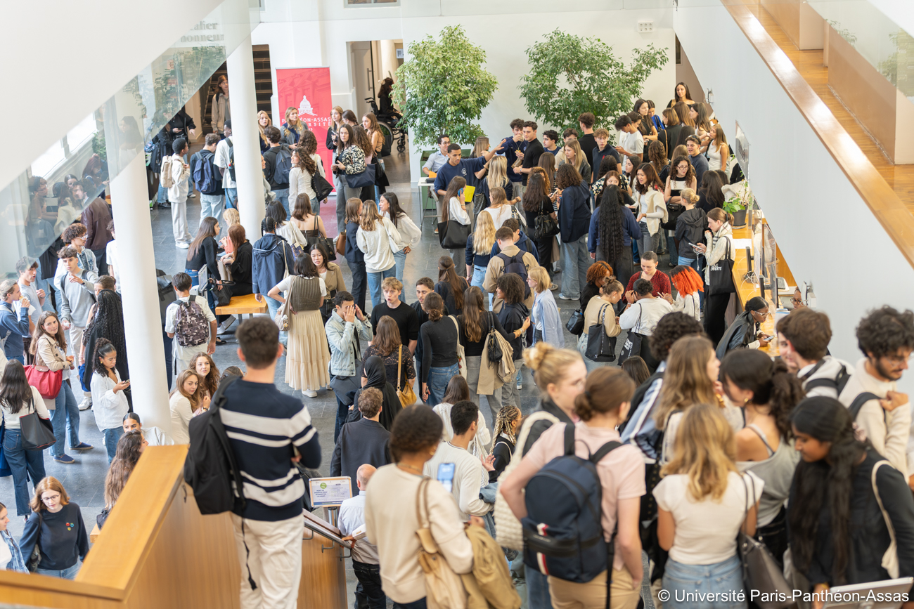 Des étudiants qui attendent dans les escaliers et dans le hall du centre Vaugirard avant d'assister au discours du président