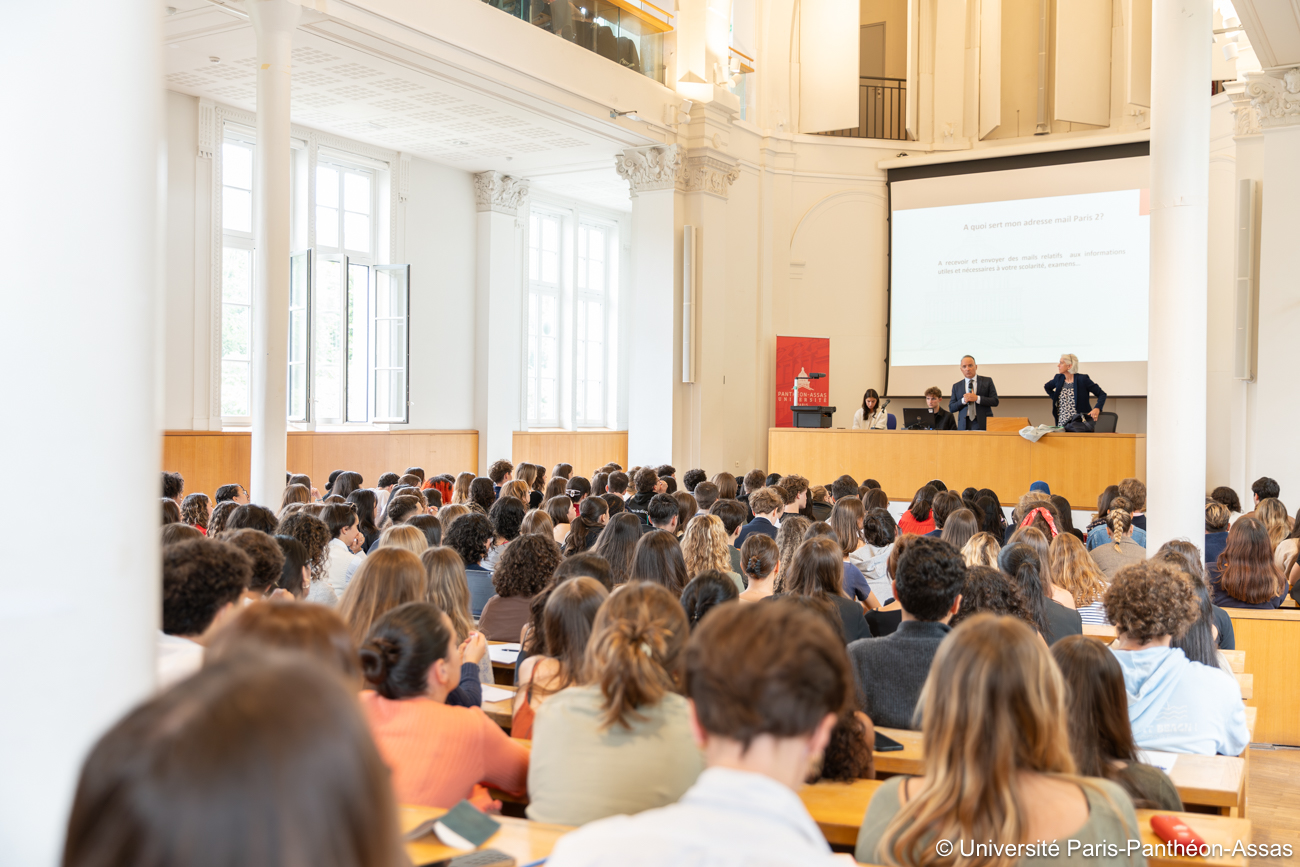Des étudiants dans l'amphithéâtre 600 de Vaugirard écoutant le discours d'accueil du président