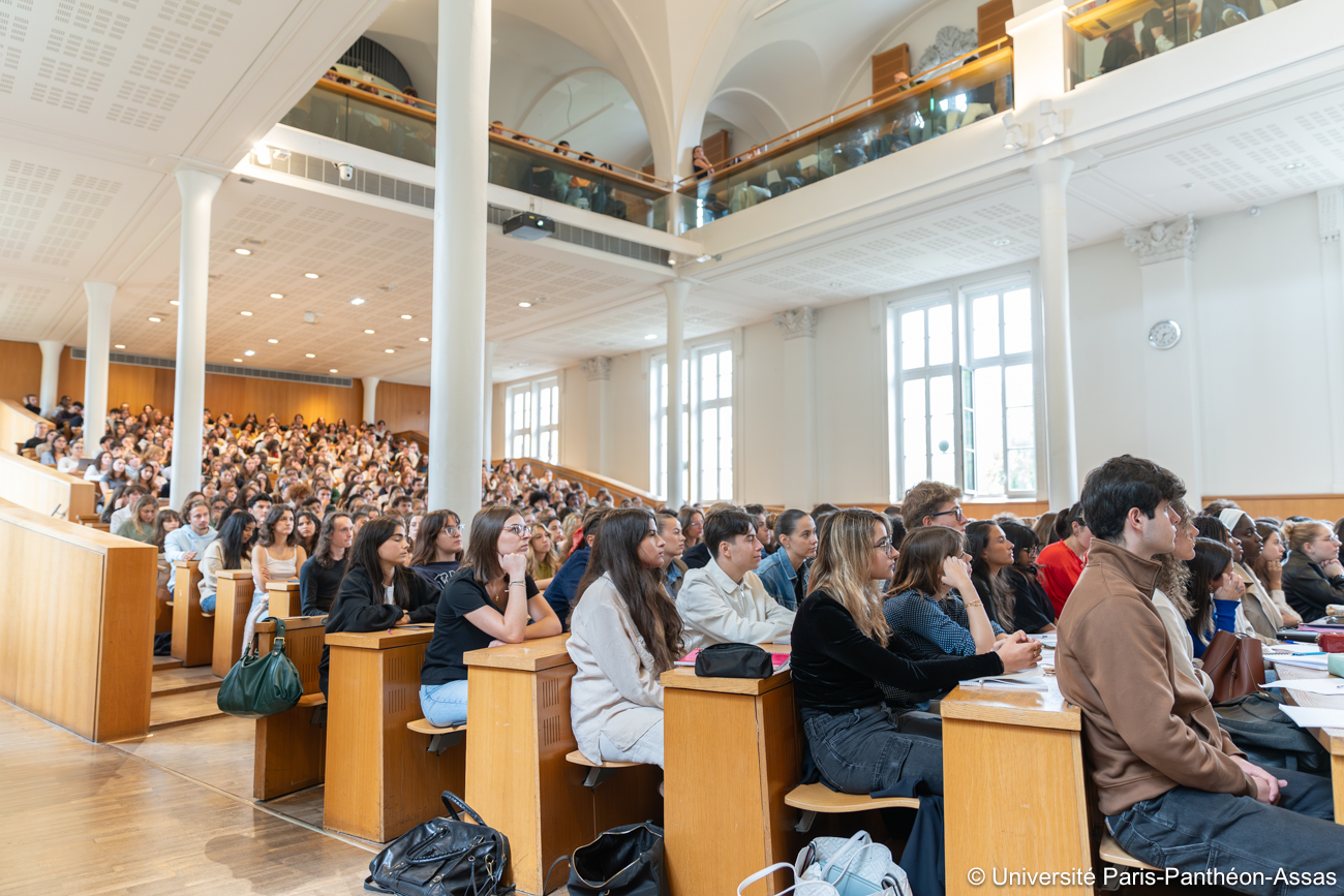 Une autre image des étudiants qui écoutent le discours du président