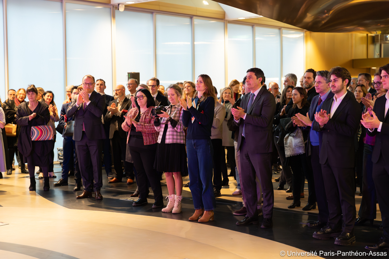 Le personnel assiste et applaudit le discours du président lors de la cérémonie des voeux 2025