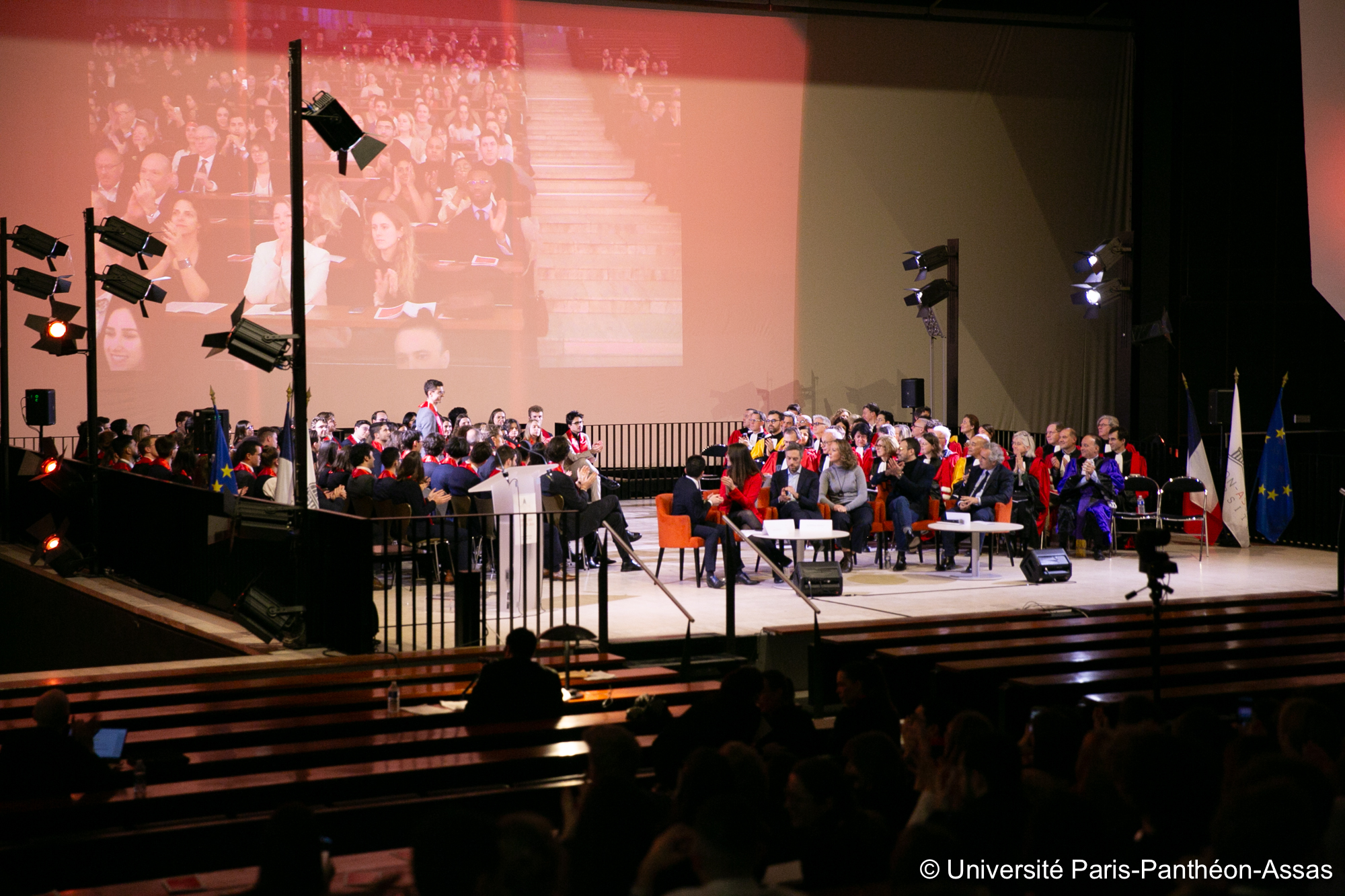 Les applaudissements des invités à l'appel d'un major