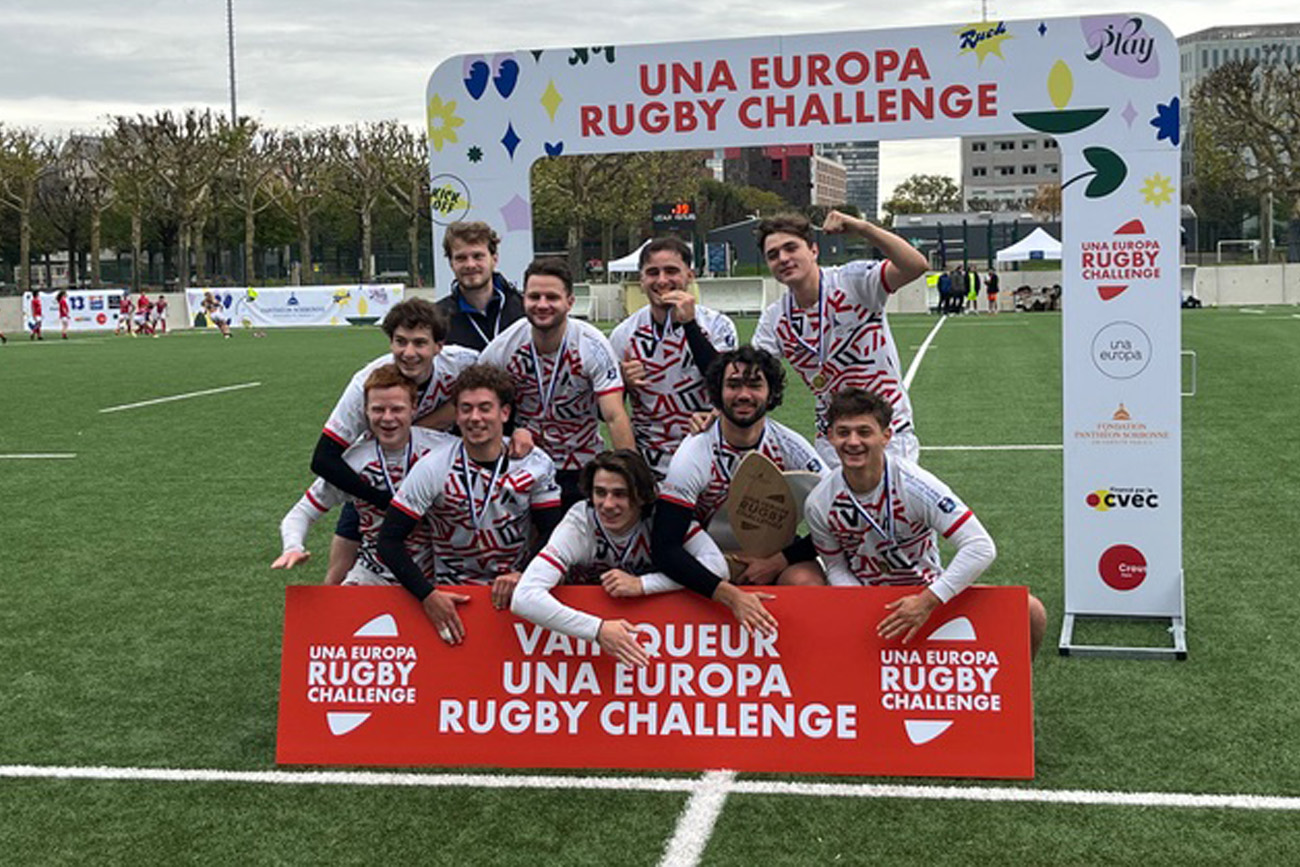 L'équipe de rugby après sa victoire à l'UNA Europa Rugby Challenge