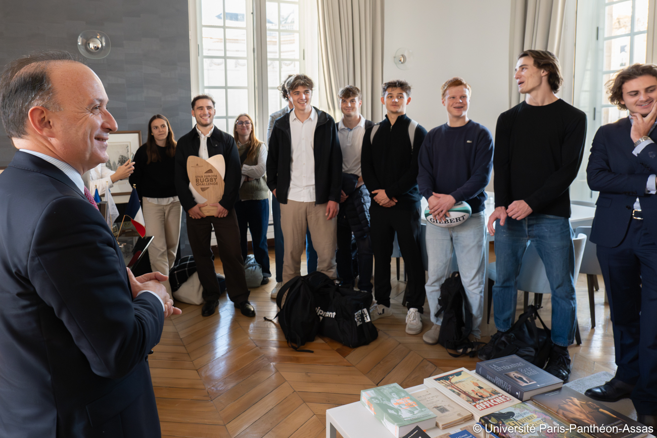 Le président face aux joueurs de rugby de l'université lors de la remise du trophée après la victoire à l'europa una challenge