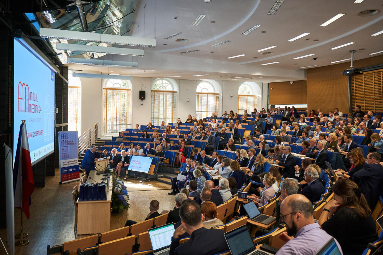 Les participants à la réunion annuelle 4EU+ dans l'amphithéâtre de l'université de Varsovie