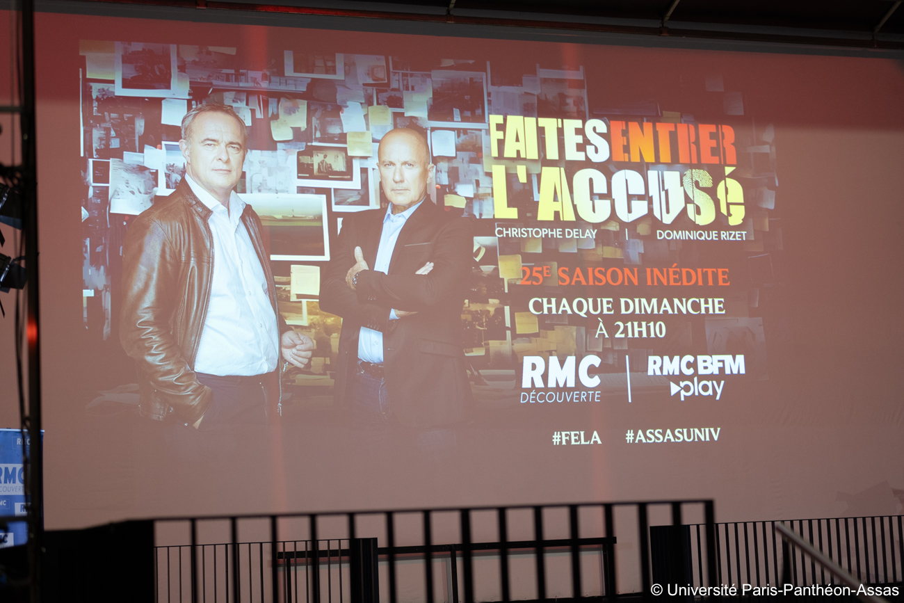 Projection sur grand écran de l'émission "faites entrer l'accusé"